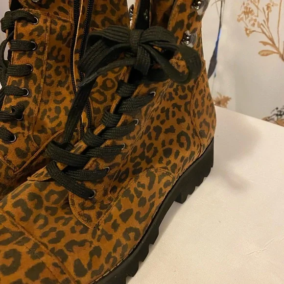 Women’s Donald J. Pliner Cheetah Print Boots Size 8.5 - Picture 3 of 9